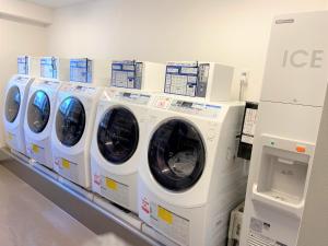 una fila de lavadoras y secadoras en un estante de una tienda en Center Hotel Narita2 R51, en Narita
