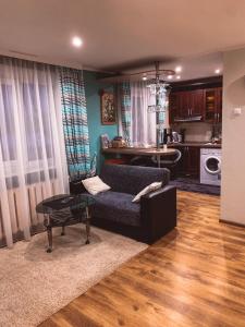 ein Wohnzimmer mit einem Sofa und einem Tisch in der Unterkunft Apartment in Daugavpils Centre in Daugavpils