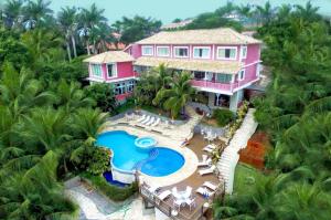 an aerial view of a house with a swimming pool at Pousada Pelicano in Búzios