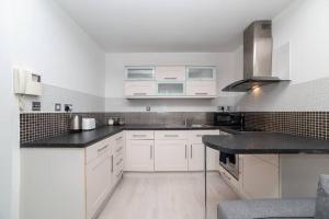 Dwell Living - 2 Bed Flat in Heart of City centre, Sleeps 5, New