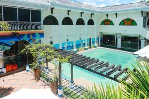 Afbeelding uit fotogalerij van RedDoorz Plus @ Castle Chateau Iloilo in Iloilo City