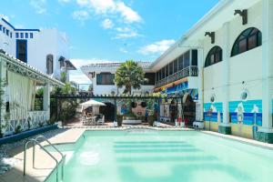 Afbeelding uit fotogalerij van RedDoorz Plus @ Castle Chateau Iloilo in Iloilo City