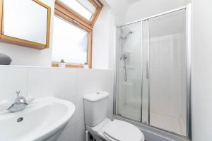 Dwell Living - New 5 Bed, Sleep 12, Parking, Close to City Centre