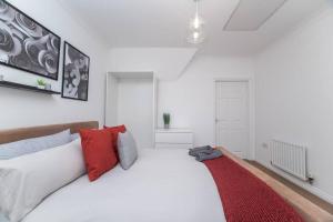 Dwell Living - New 5 Bed, Sleep 12, Parking, Close to City Centre