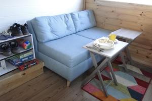 聖吉爾的住宿－Mini casa San Gil-Mogotes，一张蓝色的沙发,坐在一张桌子上