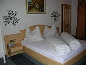 En eller flere senger på et rom på Hotel Humlerhof