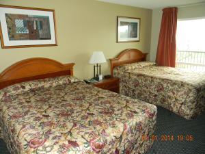 ein Hotelzimmer mit 2 Betten und einem Fenster in der Unterkunft Lakeview Inn Centralia in Centralia