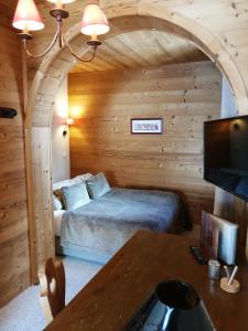 A bed or beds in a room at Chalet Hôtel Les Airelles