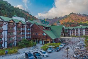 ein Resort mit Autos auf einem Parkplatz in der Unterkunft Osaek Greenyard Hotel in Yangyang