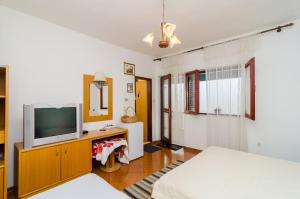 TV a/nebo společenská místnost v ubytování Apartments Rašica Molunat