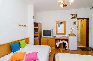 TV a/nebo společenská místnost v ubytování Apartments Rašica Molunat + 36 fotografií