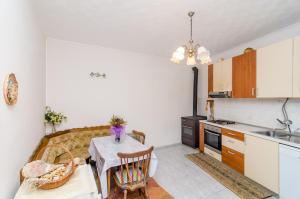 Kuchyň nebo kuchyňský kout v ubytování Apartments Rašica Molunat