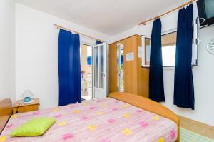 Postel nebo postele na pokoji v ubytování Apartments Rašica Molunat