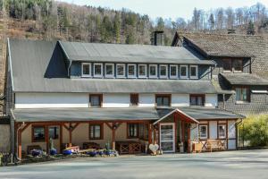 ein Haus mit einem Metalldach darüber in der Unterkunft Landhotel Baumwipfel in Willingen