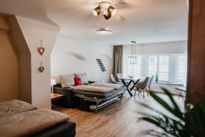 肯普滕的住宿－Alpenwolke Appartements，客厅配有沙发和桌子