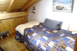 sypialnia z łóżkiem z kołdrą w obiekcie Diableret 051 SUBLIME & MOUNTAIN apartment 6 pers by Alpvision Résidences w mieście Veysonnaz