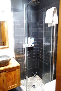 La salle de bains est pourvue d'une douche avec une porte en verre. dans l'établissement Diableret 051 SUBLIME & MOUNTAIN apartment 6 pers by Alpvision Résidences, à Veysonnaz