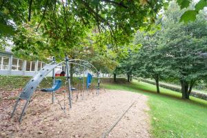 eine Reihe von Spielgeräten in einem Park in der Unterkunft Atelier & Herberge ViDo in Burg-Reuland