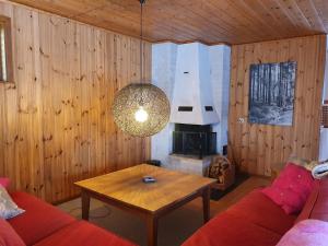 uma sala de estar com um sofá e uma mesa em Sjöstuga Vätö em Harg