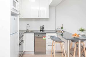 Η κουζίνα ή μικρή κουζίνα στο NEW Apt RELAX HOME a 150 m del mar WIFI y Piscina