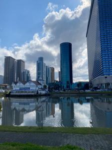 Výhled na řeku, která protéká v blízkosti apartmánu