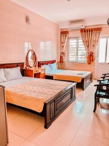 a bedroom with two beds in a room at Thien Nhan Hotel in Cửa Lô