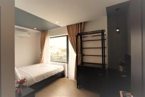Un pat sau paturi într-o cameră la Maison Khoi Homestay