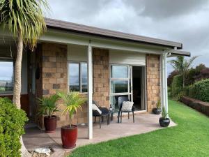 Imagen de la galería de Views to unwind - self contained unit w/king bed, en Ruakaka