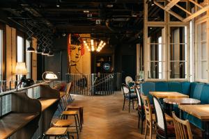 a restaurant with tables and chairs in a room at Ruby Louise Hotel Frankfurt in Frankfurt