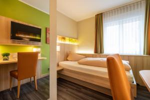 Postel nebo postele na pokoji v ubytování Hotel-Gasthaus Adler