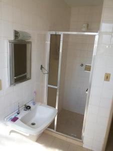 Apartamento Cabo Frio في كابو فريو: حمام مع حوض ودش