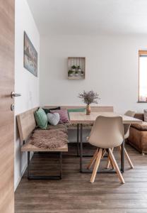 uma sala de estar com uma mesa e um sofá em Piekvier lodge em Schladming