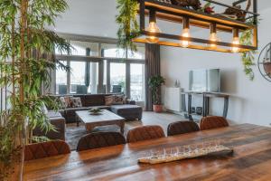 ein Wohnzimmer mit einem großen Tisch und Stühlen in der Unterkunft Appartement in Zeeland - Kabbelaarsbank 2D - Port Marina Zélande - Ouddorp in Ouddorp