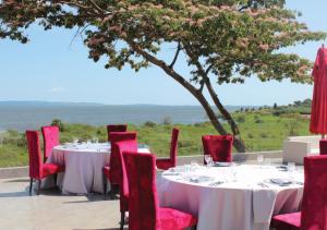 una mesa para una comida con vistas en Aquarius Kigo Resort, en Kigo