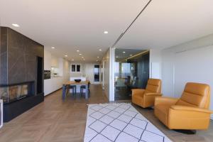 Posedenie v ubytovaní Lets Holidays Modern sea views apartment