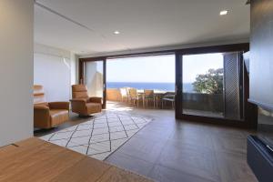 Posedenie v ubytovaní Lets Holidays Modern sea views apartment