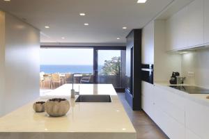 Kuchyňa alebo kuchynka v ubytovaní Lets Holidays Modern sea views apartment
