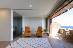 Posedenie v ubytovaní Lets Holidays Modern sea views apartment