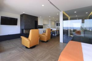 Televízia a/alebo spoločenská miestnosť v ubytovaní Lets Holidays Modern sea views apartment