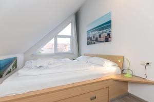 キュールングスボルンにあるGruene-Oase-am-Meer-9886の大きな窓付きの客室のベッド1台分です。
