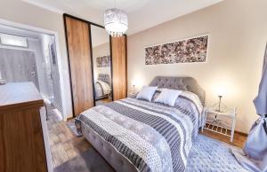 1 dormitorio con 1 cama grande en una habitación en LAGUNA Apartament Polanica Residence 11, en Polanica-Zdrój
