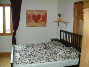 1 dormitorio con 1 cama con una foto del corazón en la pared en Ferienvilla-Teisendorf OG, en Teisendorf
