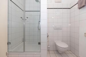キュールングスボルンにあるHaus-Ostseewelle-Wohnung-3-9527の白いバスルーム(シャワー、トイレ付)