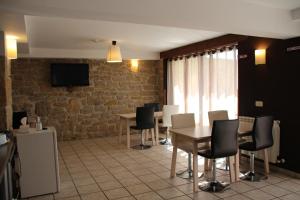 a dining room with a table and chairs and a tv at Hospedaje Nuestra Señora de Ujue in Tafalla