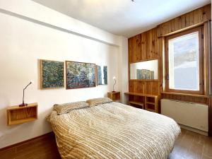 a bedroom with a bed and a window at Appartamento Dimora della Volpe - Terminillo in Terminillo