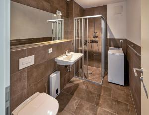 Ванная комната в Strandland +47 фотографий