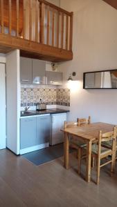 Appartement Sainte Marie de Campan - Résidence le Vieux Villageにあるキッチンまたは簡易キッチン