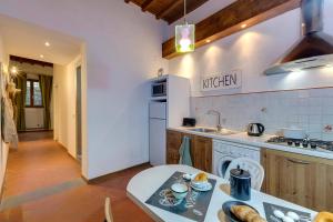 A kitchen or kitchenette at Vinegia N5 - Clemente & Settimo Apartments