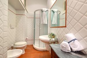 A bathroom at Vinegia N5 - Clemente & Settimo Apartments