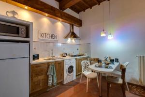 A kitchen or kitchenette at Vinegia N5 - Clemente & Settimo Apartments